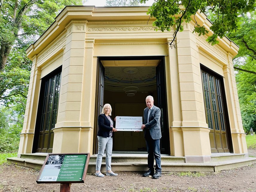 Bild: Ehrenvorsitzender des NUV, Hans-Joachim Junker, bei der symbolischen Scheck&uuml;bergabe an Hannelore Haase, Vorsitzende F&ouml;rderverein Park Hohenrode, am neu renovierten Pavillon