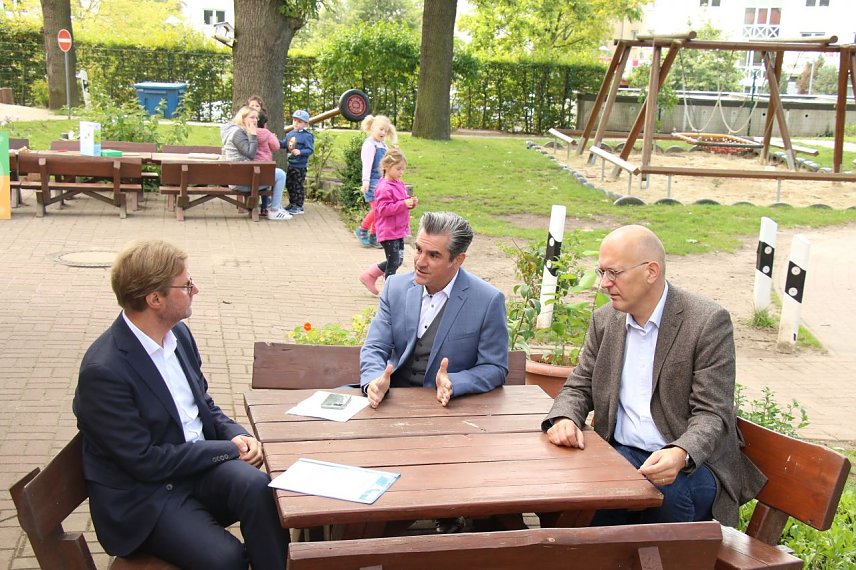 Bild: v.l.: Verbraucherminister Dirk Adams, Prof. Stefan Lorkowski und Guido Dressel von der Techniker Krankenkasse