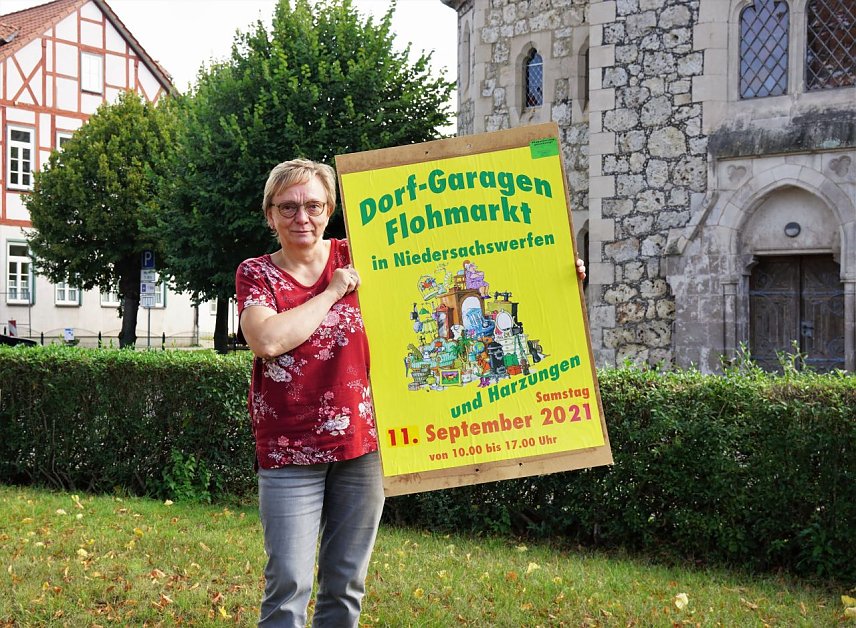 Bild: Gabriele Neumeyer zeigt eines der Plakate, mit denen in der kommenden Woche auf den Garagenflohmarkt in Niedersachswerfen und Harzungen aufmerksam gemacht werden soll.