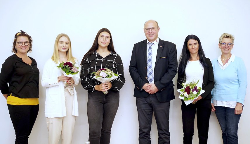 Bild: Von links nach rechts: Nadine May (Personalamt), Lucia Bosold, Alina Dielenschneider, B&uuml;rgermeister Marko Grosa, Loreen Kraushaar und Daniela Poppe (Personalrat) beim obligatorischen Gruppenfoto.