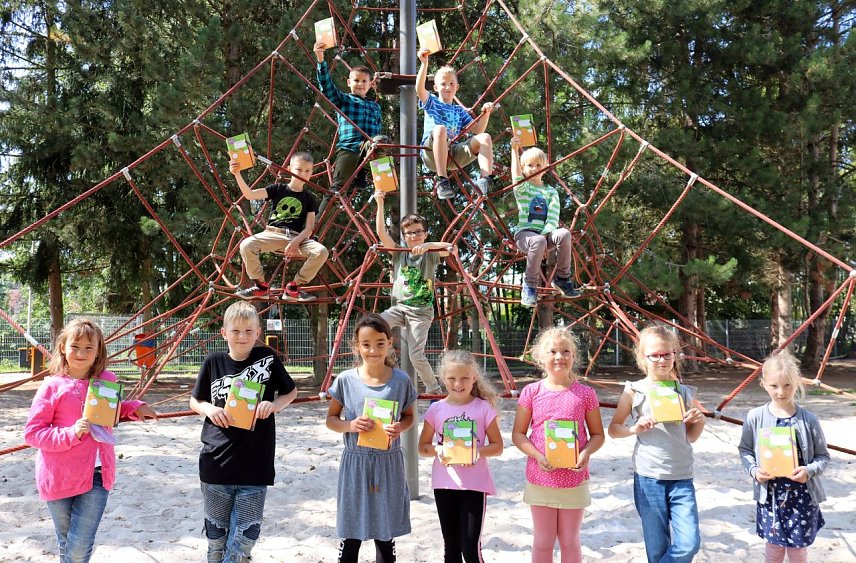 Bild: Auch im kommenden Schuljahr nutzen die Grundsch&uuml;ler in Stadt und Landkreis Nordhausen das M&ouml;hrchenheft, ein nachhaltiges Hausaufgabenheft, das dieses Mal das Thema Natur in den Mittelpunkt stellt