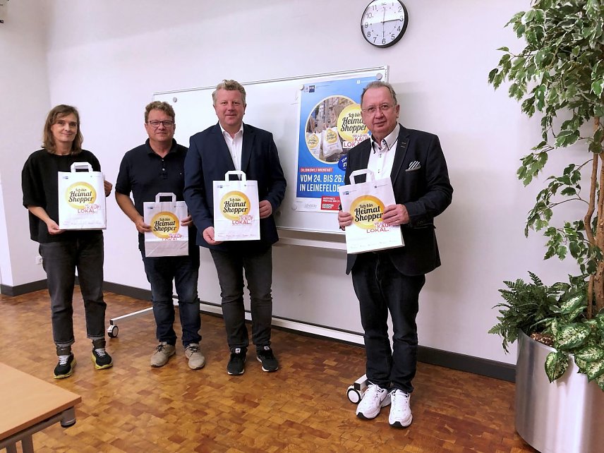 Bild: v. l.: Natalie H&uuml;nger (Fachamt &Ouml;TK), Alexander Kopke, Christian B&ouml;duel und Arnold Senft stellten im Rathaus Wasserturm die Aktion Heimatshoppen vor. 