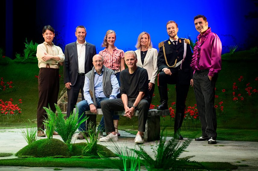 Bild: v.l.n.r.: Kyounghan Seo (Nemorino); Wolfgang Asche, Vorstandsvorsitzender der Kreissparkasse; Fabrizio Ventura, Musikalische Leitung; Amelie Petrich (Adina); Matthias Kitter, Regie; Sandra Hoyer, Marketingleiterin der Kreissparkasse; Philipp Franke (Belcore); Thomas Kohl (Dulcamara)
