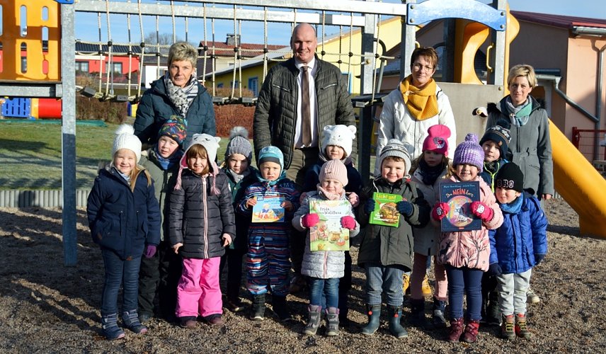 Bild: B&uuml;rgermeister Steffen Grimm &uuml;bergibt Geschenke an die Kinder der Kindertagesst&auml;tte Dorfspatzen in Hohenebra.