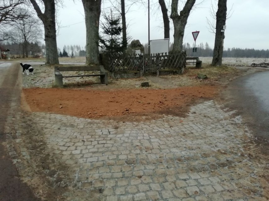 Bild: Angemerkt und reagiert - in Sophienhof wurde die Fl&auml;che vor dem Denkmal wieder hergerichtet