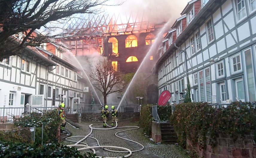 Bild: Hohe Flammen schlagen aus dem Geb&auml;ude