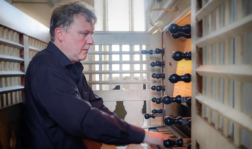 Bild: Der Organist Thorsten Fabrizi 