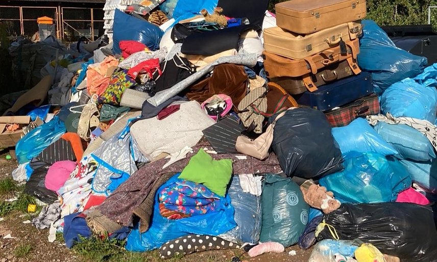 Bild: Chaos an den Altkleidercontainern