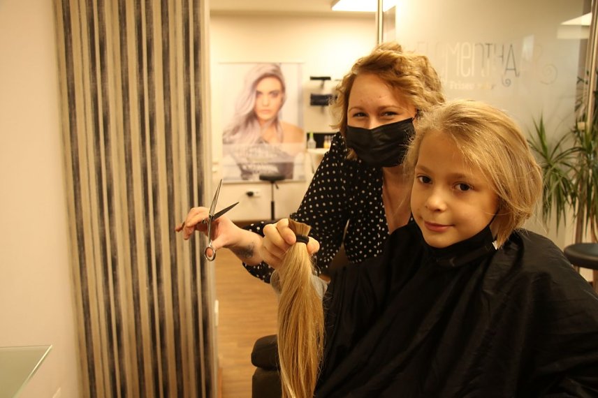 Bild: Schnipp und schnapp da war der Zopf ab: Benno und Friseuse Sophie Heller