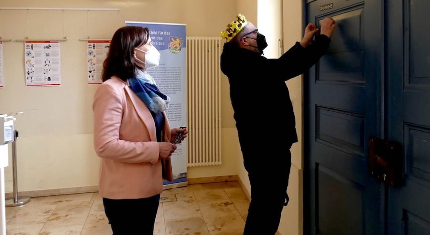 Bild: Landr&auml;tin Antje Hochwind-Schneider nimmt Segen entgegen. Pfarrer Steffen Wichmann bringt die Segensbitte am Eingang der Kreisverwaltung an 