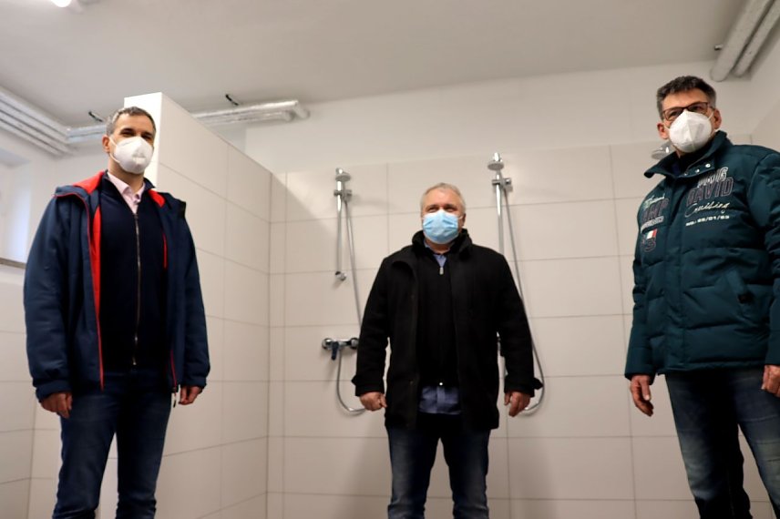 Bild: Oberb&uuml;rgermeister Kai Buchmann (links) und Frank Ollech (Stadtverwaltung) &uuml;bergeben den Sanit&auml;rtrakt der Turnhalle Sundhausen mit neuen WC- und Duschanlagen sowie Umkleider&auml;umen an Ortsteilb&uuml;rgermeister Peter Grunwald (rechts)