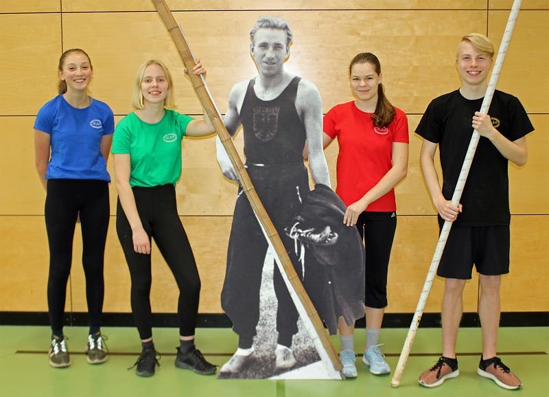 Bild: Faszination Stabhochsprung - Eine Sch&uuml;lertrainingsgruppe erforscht die Regionalgeschichte ihrer Disziplin anhand des sportlichen Schriftstellers Rudolf Hagelstange (1912-1984)