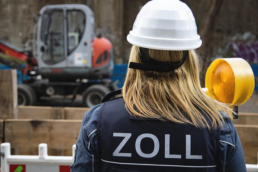 Bild: Z&ouml;llnerin bei der Arbeit