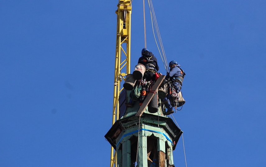Bild: Provisorische Sicherungsarbeiten am Kirchturm im Herbst