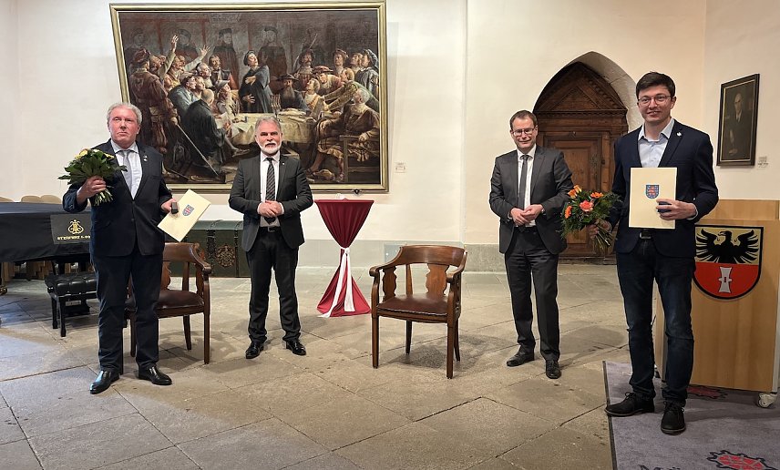 Bild: Hans-Martin Menge, Landrat Harald Zanker, Oberb&uuml;rgermeister Dr. Johannes Bruns und Markus Schuchardt (v.l.) bei der &Uuml;bergabe der Ehrenbriefe in der Historischen Rathaushalle