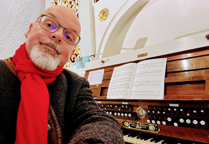 Bild: Christian Kropp an seiner Orgel in St. Petri