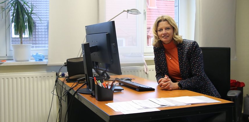 Bild: B&uuml;rgermeisterin Alexandra Rieger an ihrem zweiten Arbeitstag im noch recht spartanisch eingerichtetem neuen B&uuml;ro