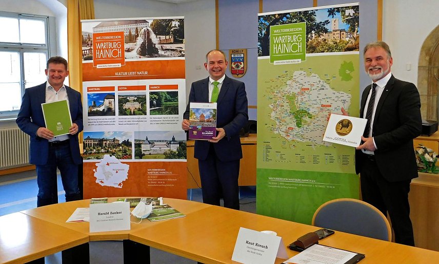 Bild: Beitritt Stadt Gotha in Welterberegion Wartburg Hainich � v.l.n.r. Martin Fromm � Knut Kreuch � Harald Zanker