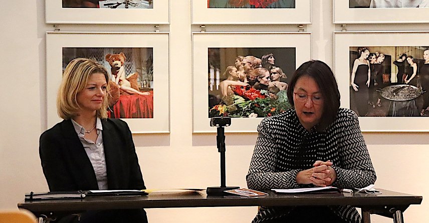 Bild: B&uuml;rgermeisterin Alexandra Rieger (links) und Susanne Hinsching stellen die Museumsplanung 2022 vor.