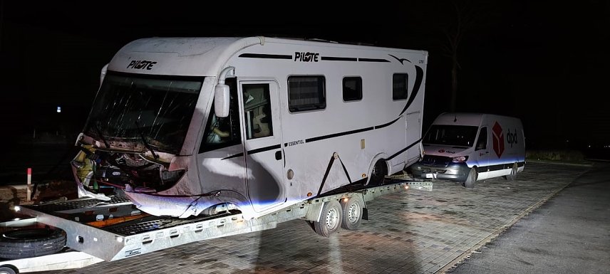 Bild: Abenteuerliches Gespann auf der A4