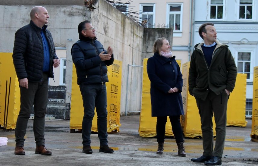 Bild: v.l. B&uuml;rgermeister Steffen Grimm, Investor Stefan Hofmann; Sabrina Kilian und Sebastian Weber (K&uuml;nftige Mieter des Pflegeunternehmens aiutanda)