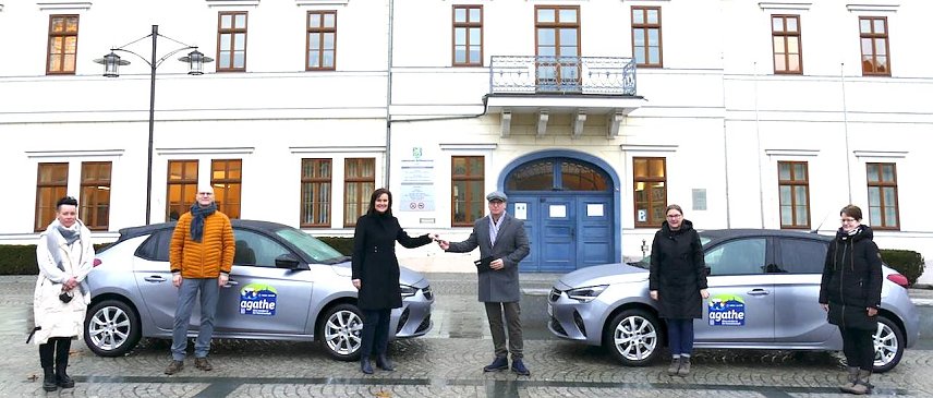 Bild: 3.v.l. Landr&auml;tin Antje Hochwind-Schneider &uuml;bergibt Fahrzeuge an das AGATHE-Beraterteam