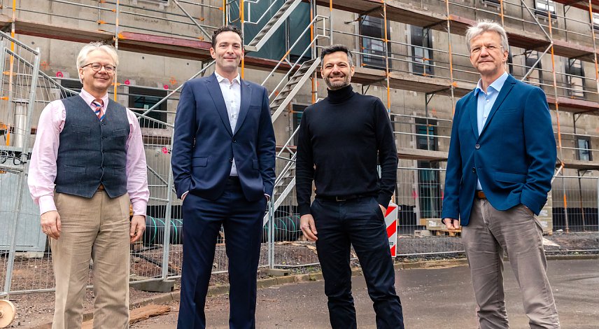 Bild: In trauter Runde vor dem Theatranbau: Pavel Baleff, Benjamin Prins, Ivan Alboresi und Daniel Klajner (v.l.n.r.)