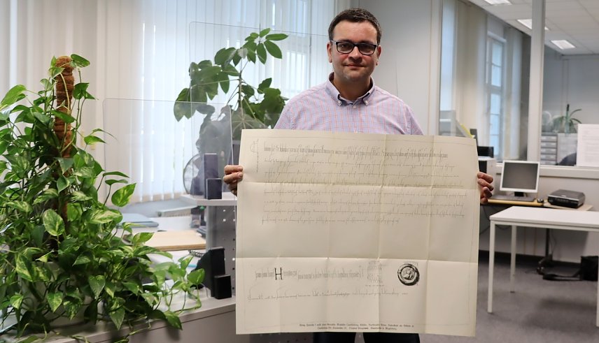 Bild: Michael Sch&uuml;tze mit der Urkunde der Ersterw&auml;hnung