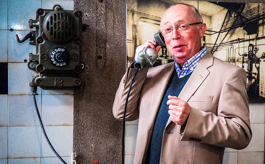 Bild: Peter Prescher am Brennerei-Telefon