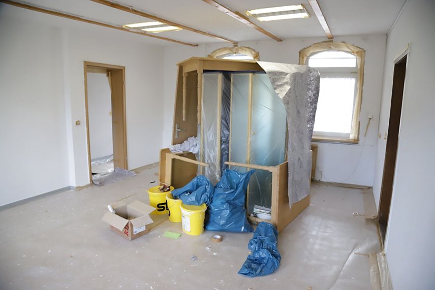Bild: Die Vorbereitungen f&uuml;r die Arbeiten an der "Business Lounge" sind schon abgeschlossen