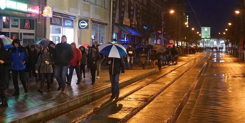 Bild: Ann&auml;hend 600 Menschen kamen heute zum Spaziergang