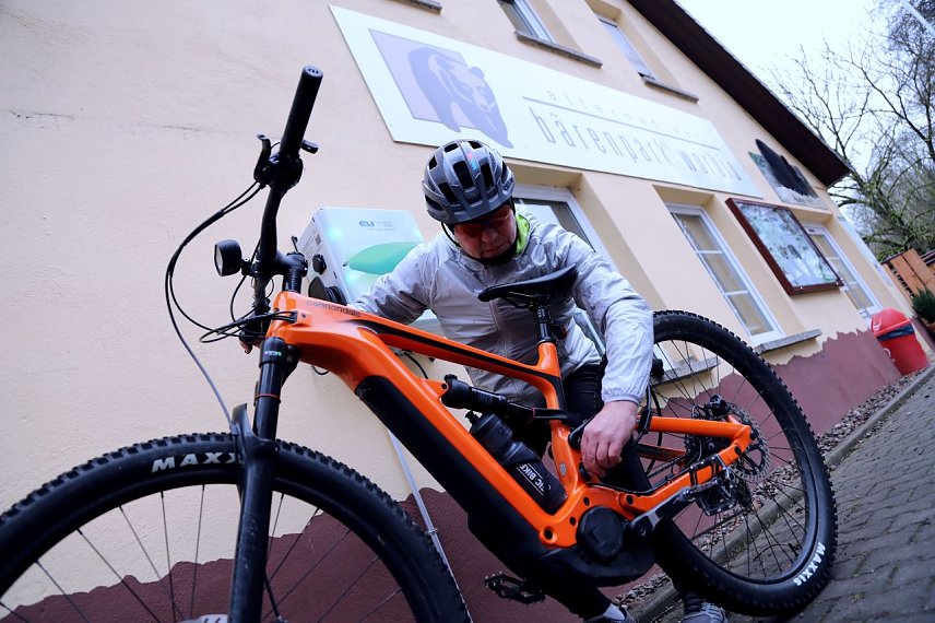 Bild: Frank Hebestreit (Keule) macht mit seinem Rad oft gr&ouml;&szlig;ere Touren durch das Eichsfeld und freut sich &uuml;ber die neue Ladem&ouml;glichkeit am Geb&auml;ude des Worbiser B&auml;renparkes.