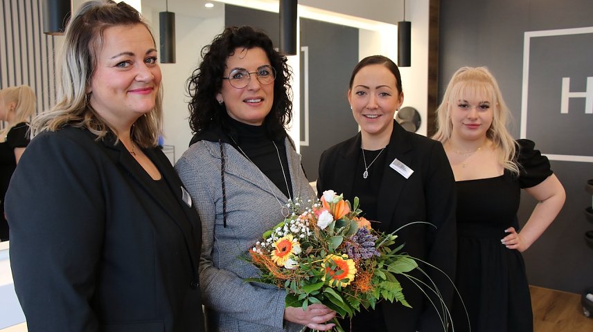 Bild: Iris Kr&uuml;ger mit ihrem Team in der Rautenstra&szlig;e