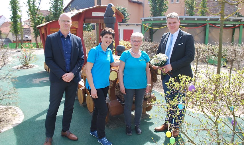 Bild: v.r. B&uuml;rgermeister Matthias Strejc ; Kerstin T&ouml;ppe; Katrin Milde; Hauptamtsleiter Thomas Koch 