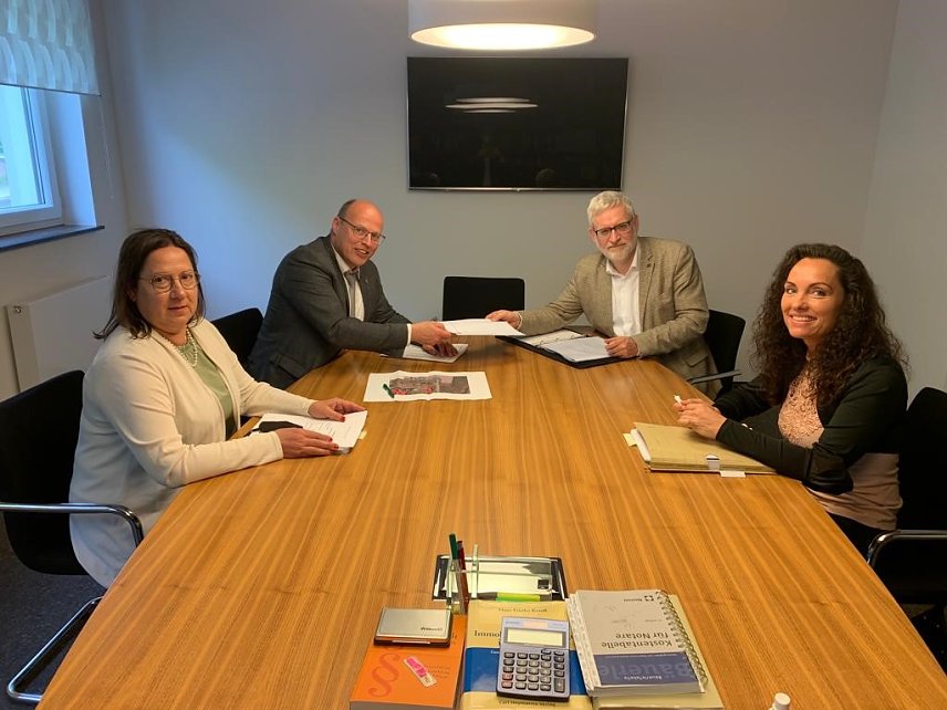 Bild: Heike Genzel (K&auml;mmerin Stadt Leinefelde-Worbis), B&uuml;rgermeister Marko Grosa, Justiziar J&ouml;rg Eberhard f&uuml;r das Bistum Erfurt und Doreen May (Mitarbeiterin Liegenschaften Stadt Leinefelde-Worbis).
