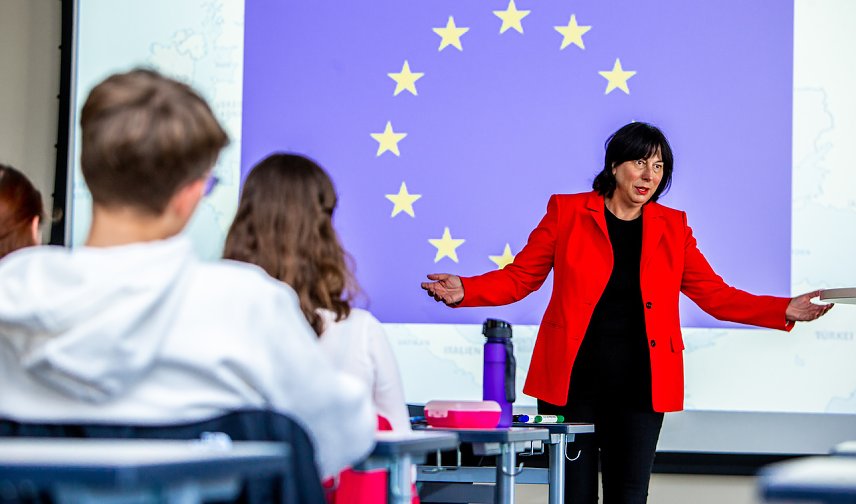 Bild: Marion Alsmann in der Aula des Humboldt-Gymnasiums