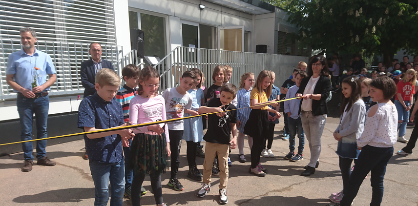 Bild: Lange konnten die Kinder nur durch den Bauzaun einen Blick auf ihren neuen Hort erhaschen, heute nun ging es endlich an die Inbesitznahme