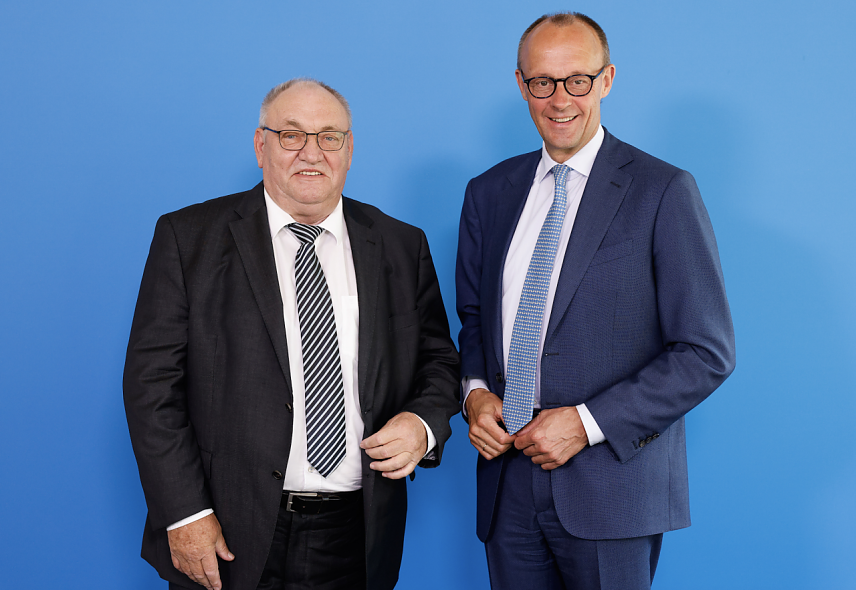Bild: Zum 70. Geburtstag gab es f&uuml;r Egon Primas auch Gl&uuml;ckw&uuml;nsche von CDU Chef Friedrich Merz