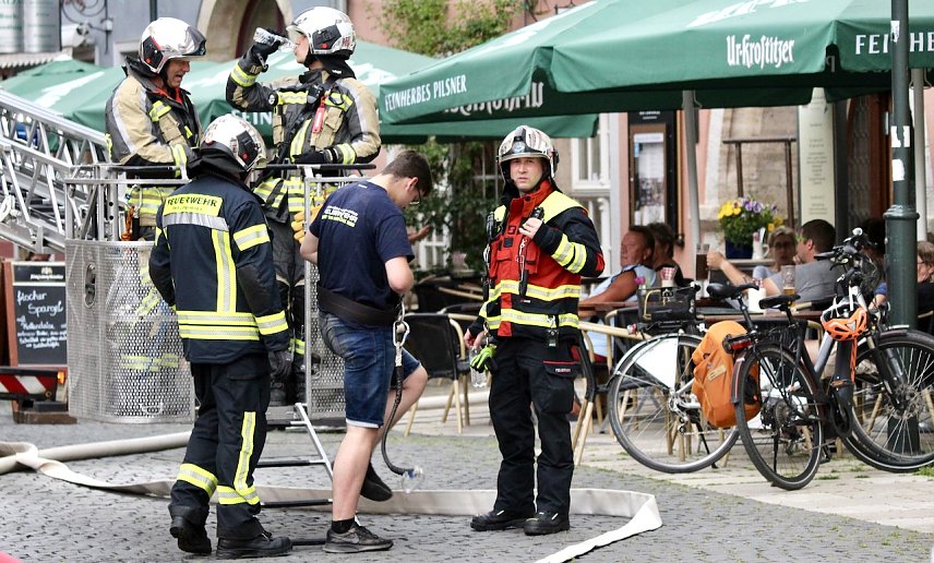 Bild: Stadtbrandmeister Steven Dierbach (re.) trainierte mit seinen M&auml;nnern 