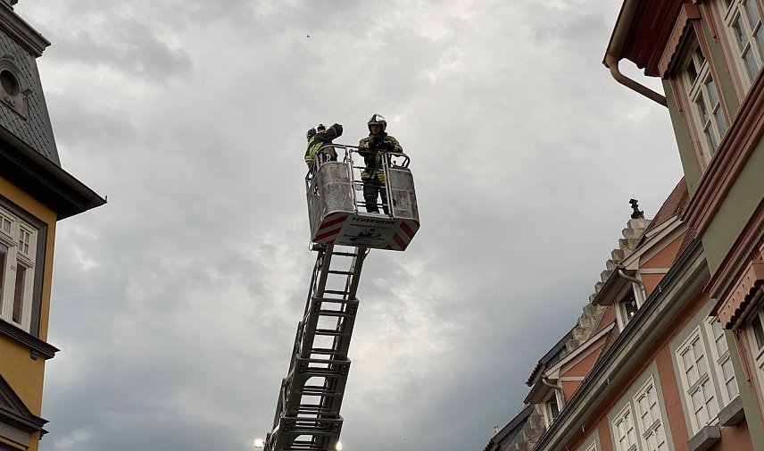 Bild: Die Drehleiter im Einsatz direkt neben dem Rathaus