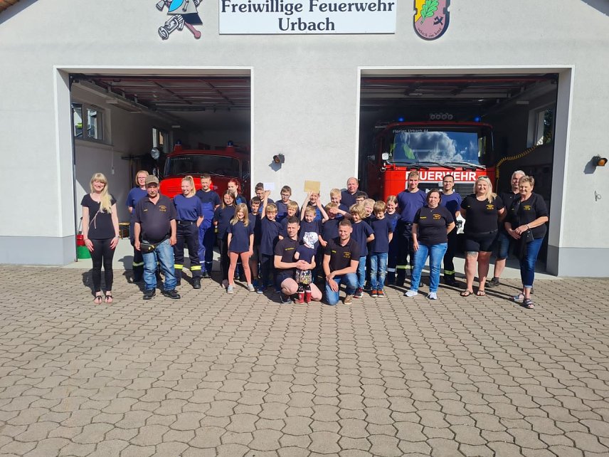 Bild: Die Kirmesgesellschaft Urbach &uuml;bergab ihre Spende an die Kinder- und Jugendfeuerwehrabteilung der FFW Urbach