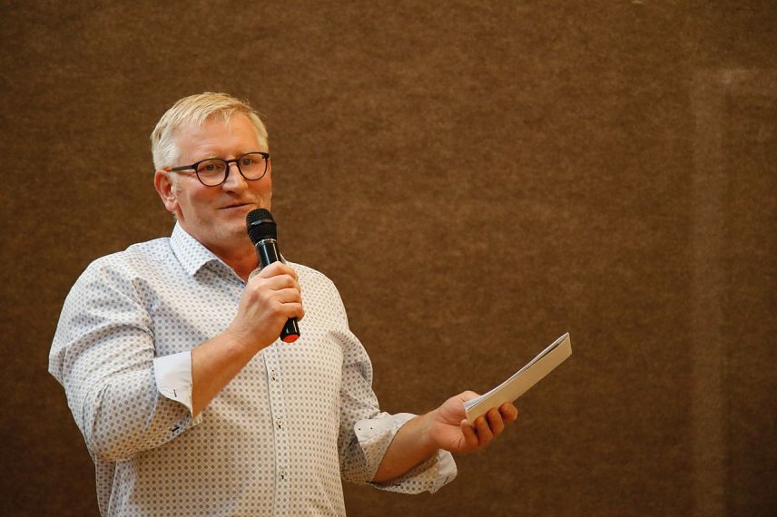 Bild: B&uuml;rgermeister Jens Sauer musste in Klettenberg erkl&auml;ren, warum das Freibad in diesem Jahr geschlossen bleiben muss