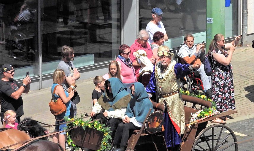 Bild: K&ouml;nig Heinrich I. f&uuml;hrte den bunten Zug durch die Stadt an