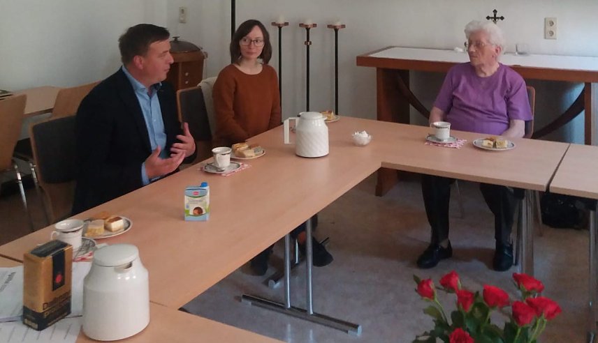 Bild: Greu&szlig;ner B&uuml;rgermeister Torsten Abicht besucht mit einer AGATHE-Mitarbeiterin das Frauentreff in der evang. Kirchengemeine Greu&szlig;en