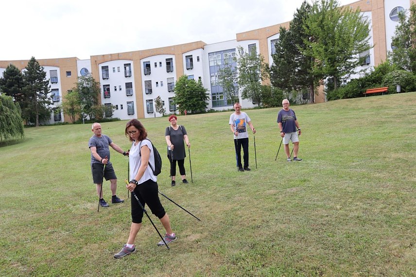 Bild: Schmerzschwester Daniela erklärt Nordic Walking