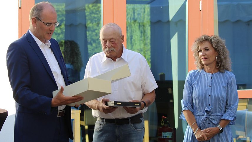 Bild: Rainer Pfennig erh&auml;lt die Ehrenplakette 2022 aus den H&auml;nden von Landrat Matthias Jendricke. Erste Gratulantin ist die Th&uuml;ringer Landtagspr&auml;sidentin Birgit Keller