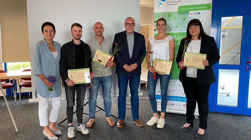 Bild: Pitch- und Pr&auml;mierungsveranstaltung im BIC in Sondershausen; v.l. Simone Kaufmann (Projektmanagerin), Josua Hagedorn, Konstantin Mauermann, Hans-Georg M&uuml;ller (GF BIC Nordth&uuml;ringen), Franziska Jakob, Katharina Tobsch