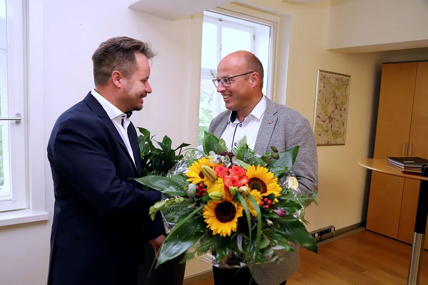 Bild: Amts&uuml;bergabe auf Augenh&ouml;he: Blumen und Gl&uuml;ckw&uuml;nsche gab es von Marko Grosa (rechts) f&uuml;r seinen Nachfolger Christian Zwingmann.