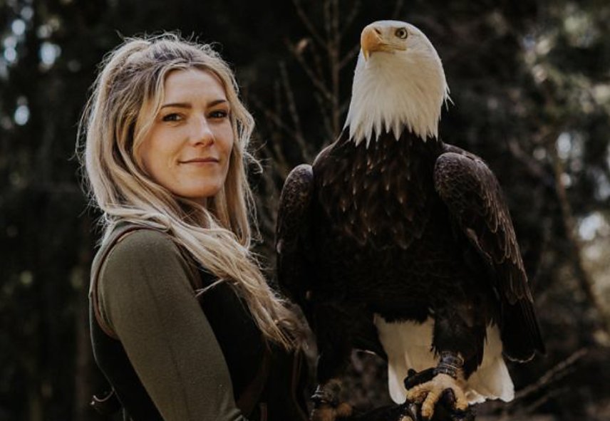 Bild: Lisa Schubach mit einem ihrer Wei&szlig;kopf-Seeadler