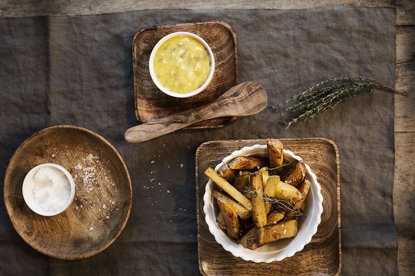 Bild: Frisch und lecker: Pommes frites lassen sich ganz einfach selbst zubereiten � zum Beispiel in der Fritteuse oder im Backofen. 